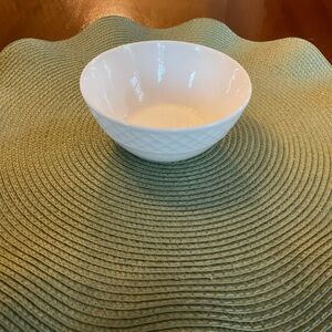 EEUC- MIKASA TRELLIS BONE WHITE BERRY BOWLSA